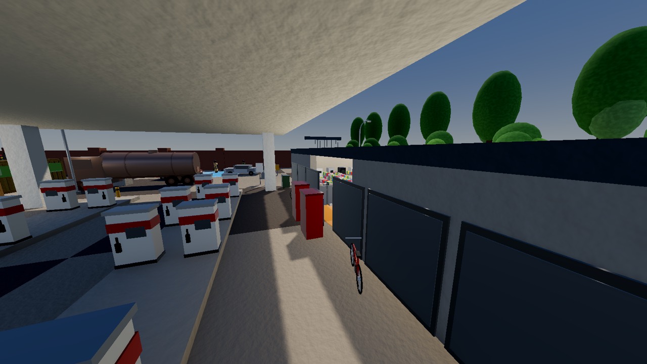 Unter dem Vordach der Tankstelle: Zapfsäulen, dahinter ein Tankwagen, rechts die Rolltore der Werkstatt.